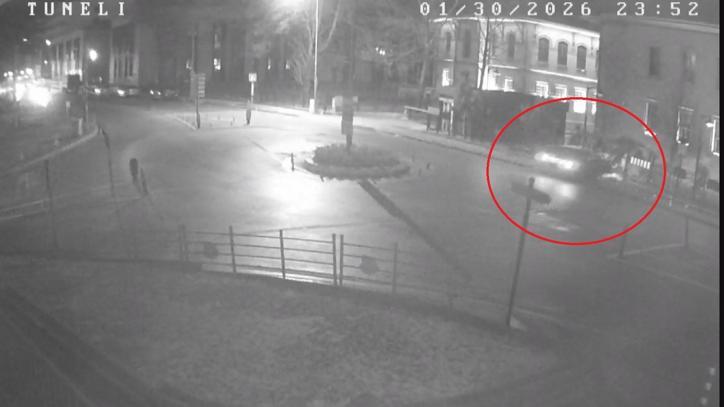 Otomobil tünel çıkışı Valilik binasının duvarına çarptı