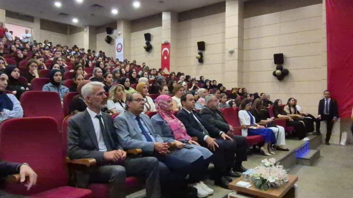 Alper Gezeravcı, Zonguldak ve Karabük’te liselilerle deneyimlerini paylaştı