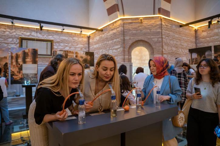 Yapay zeka ve kokunun buluştuğu sergi, Dünya Güzel Koku Günü’nde açıldı