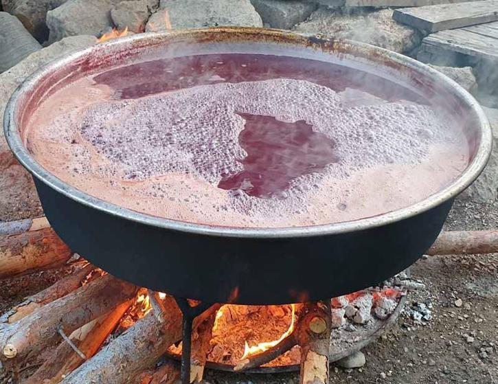 Yörük kadınların nar ekşisi mesaisi