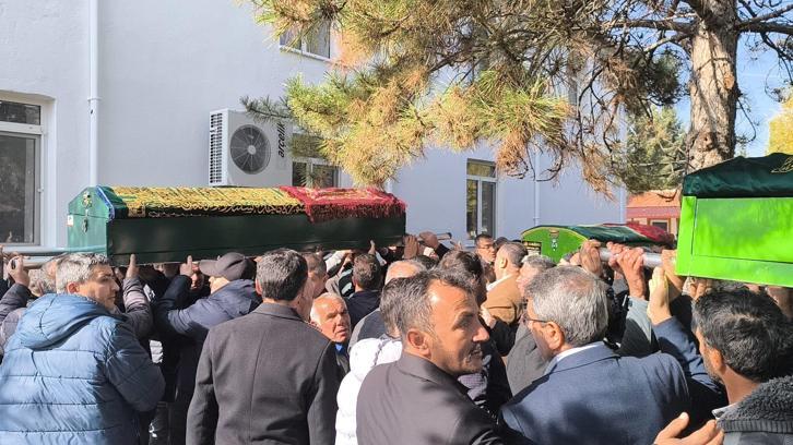 Gıda zehirlenmesi şüphesiyle ölen anne ile 2 çocuğu toprağa verildi