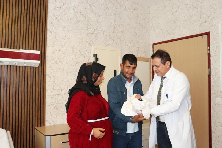 15 yıl sonra çocuk sahibi olan çift, bebeklerine doktorunun ismini verdi