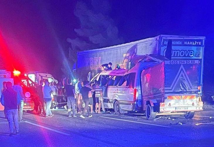 TIRa arkadan çarpan minibüste ölen işçilerin kimlikleri belli oldu