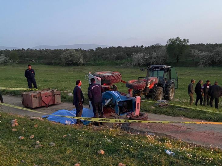 Devrilen traktörün altında kalan 2 kişi öldü