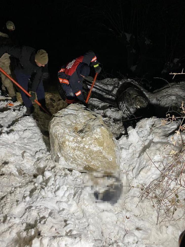 Şarampole devrilen TIRdan fırlayan sürücü, kaya parçasının altında kalıp öldü