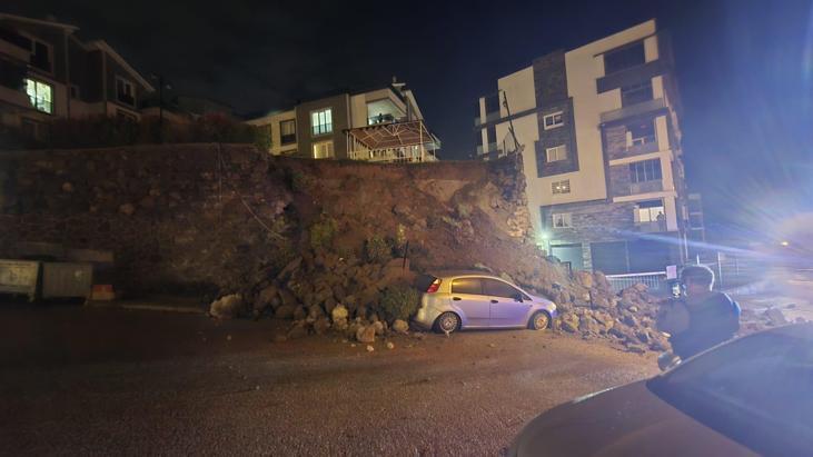 Bursada sitenin istinat duvarı çöktü; otomobil kullanılamaz hale geldi