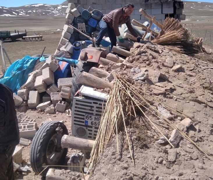 Vanda kuvvetli rüzgarda garaj duvarı 2 traktörün üzerine yıkıldı