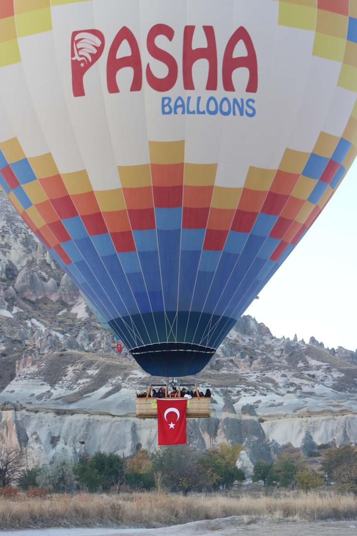 Kapadokyada balonlar, Türk bayrağı ve Atatürk posterleri ile havalandı