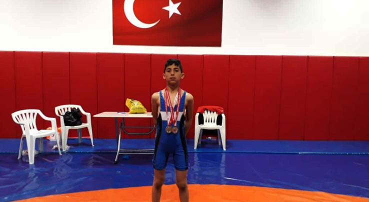 Otomobil lastiği ile antrenman yapan Mustafa, güreşte Türkiye üçüncüsü oldu