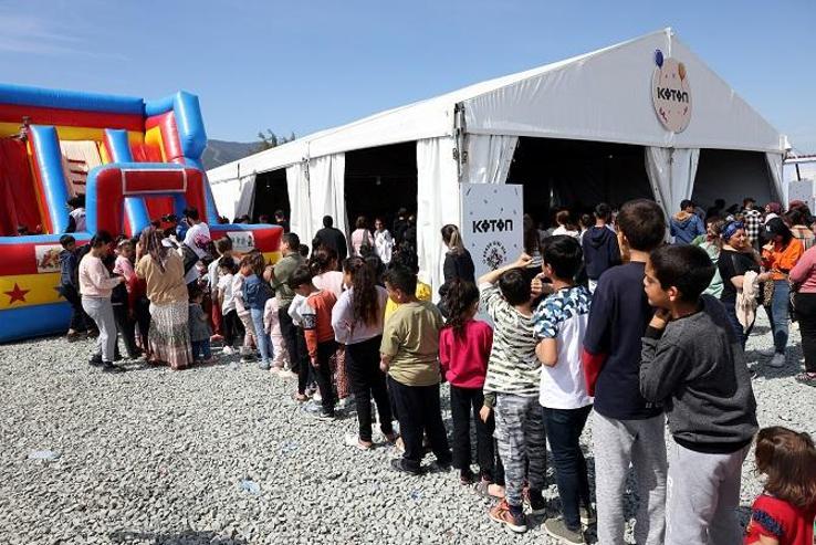 Ünlüler, depremzede çocuklara Antakya’da etkinlik alanı oluşturdu