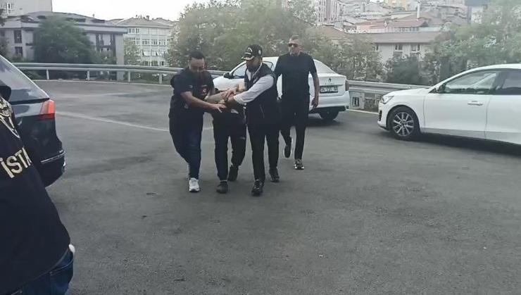 Ümraniyede sokak ortasında eşini satırla öldürdü: 2 gözaltı