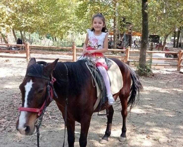 Minibüsün çarpmasıyla ölen İnci Su, son yolculuğuna uğurlandı