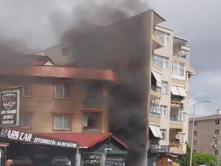Ataşehirde tamirhanedeki otomobil alev alev yandı, iş yeri sahibi gözyaşını döktü