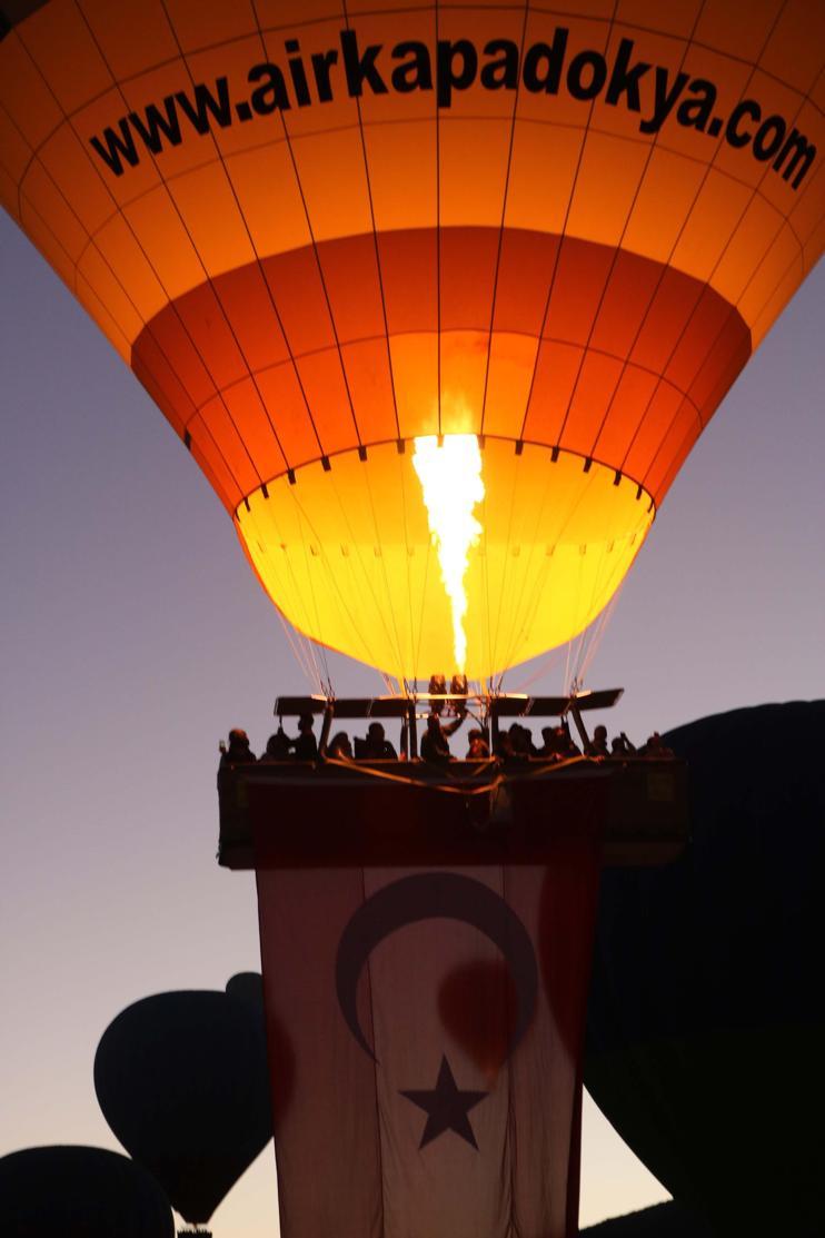 Kapadokyada balonlar, Türk bayrağı ve Atatürk posterleri ile havalandı