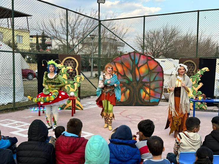 Eninin Kalbi oyunu ile depremzede çocuklara moral turnesine çıktılar