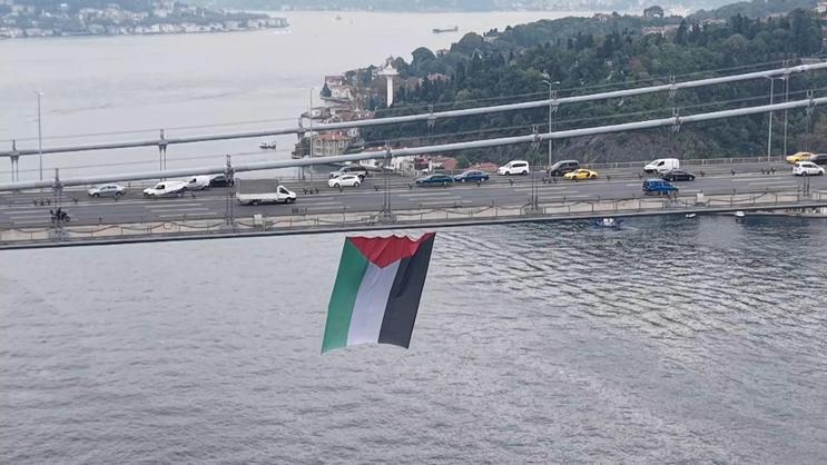 İstanbul Boğazındaki köprülere Filistine destek için bayrak asıldı