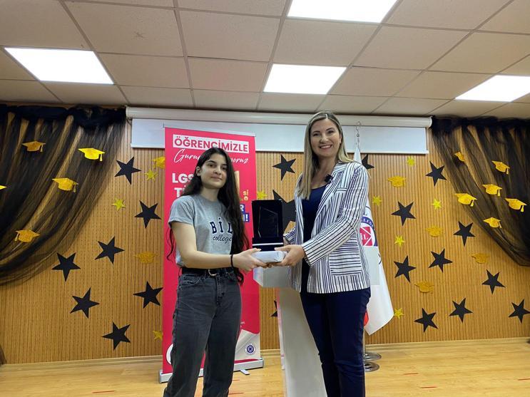 LGS birincisi Meryem, moda tasarımcısı olmak istiyor