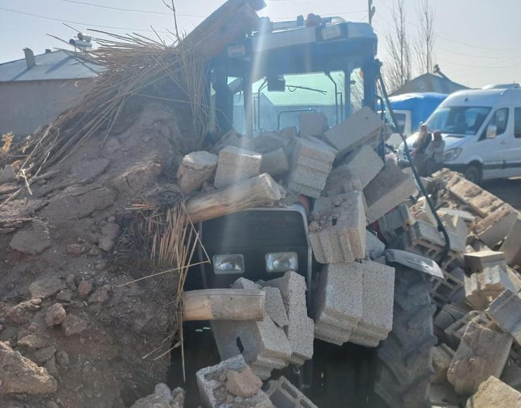 Vanda kuvvetli rüzgarda garaj duvarı 2 traktörün üzerine yıkıldı