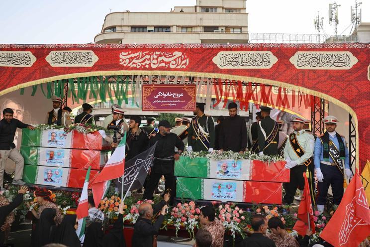 İsrail’in saldırılarında hayatını kaybeden komutanlar ve bilim insanları için Tahran’da cenaze töreni düzenlendi
