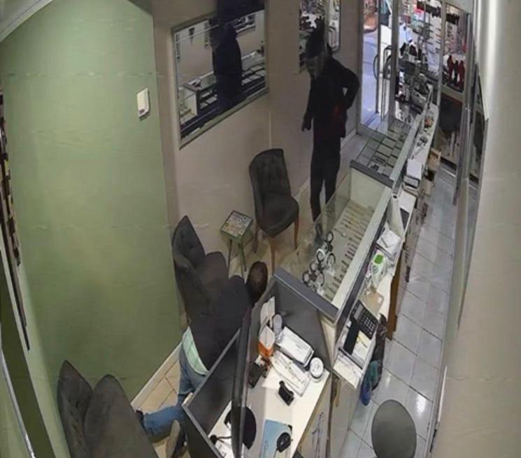 Orduda kasklı şüphelinin kuyumcu soygunu kamerada