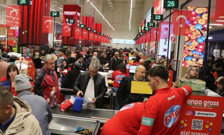 Denizlide metrelerce alışveriş kuyruğu; gece yarısı gelip 9 saat beklediler
