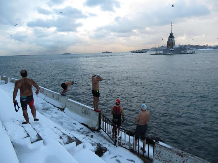 Üsküdar Sahilinde kar altında deniz keyfi