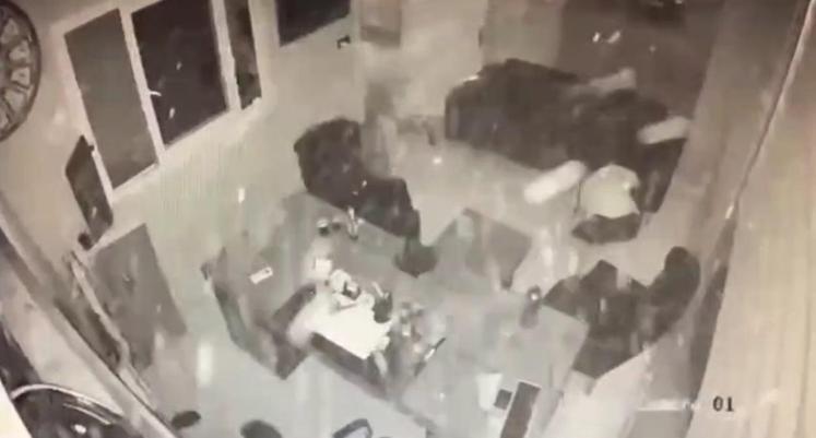 Adanada oto galeriye silahlı saldırı ve yaşanan panik kamerada