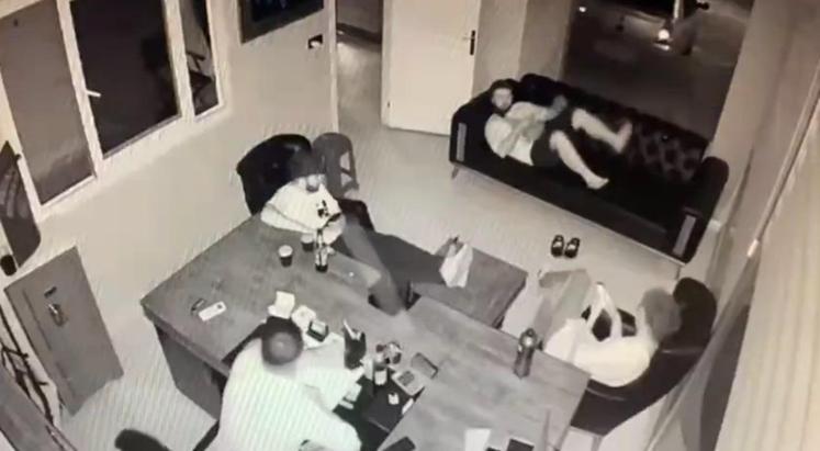 Adanada oto galeriye silahlı saldırı ve yaşanan panik kamerada