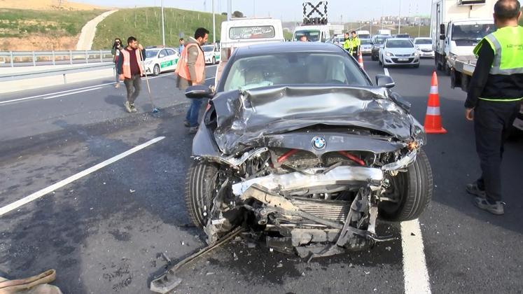 Sultangazide feci kazada otomobilin arka bölümü ezildi: 2 yaralı