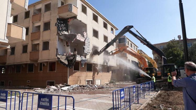 Fatih’te kentsel dönüşüm kapsamında Atılgan Sitesi yıkıldı