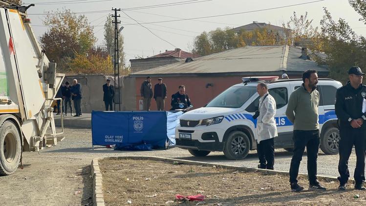 Iğdırda çöp kamyonunun çarptığı 5 çocuk annesi öldü