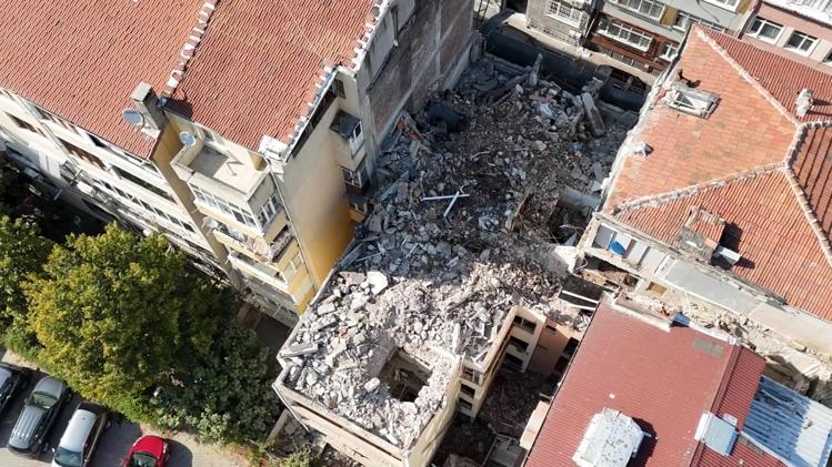 Fatihte yıkımı yapılan bina çöktü; 2 işçi yaralandı