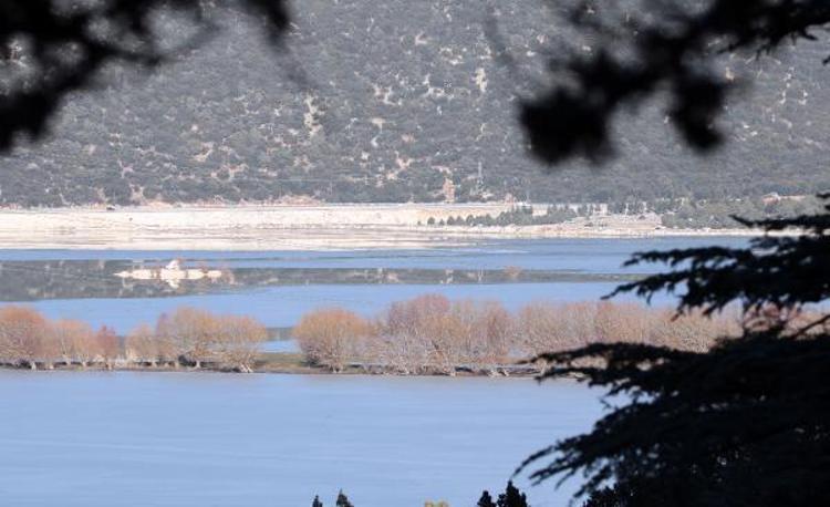 GÖL ORTASINA YOL YAPILDI