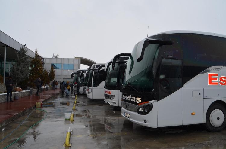 20 SAATTİR YOLUN AÇILMASINI BEKLİYORLAR