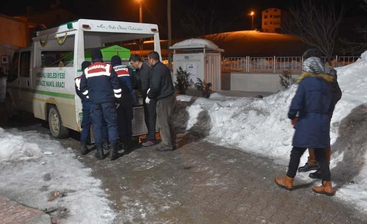 DIŞARIYA ÇIKARAK DONMAYI BEKLEMİŞ