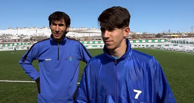 BEN SAĞ AÇIKTA, BABAM SAVUNMADA OYNUYOR