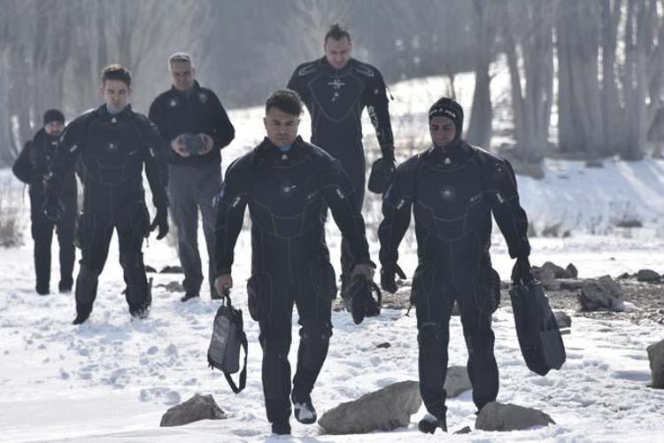 BUZ KÜTLESİ TESTEREYLE KESİLDİ