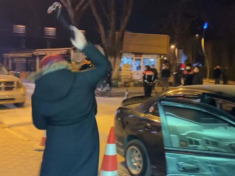 CEZAYI DUYAN ANNE, ÇAKARI BAŞINDA PARÇALADI