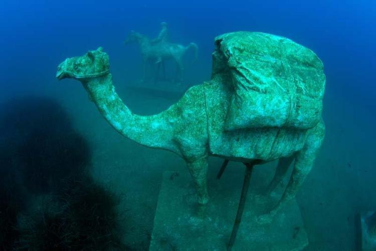 YERİNDEN KOPARAK YAN YATTI