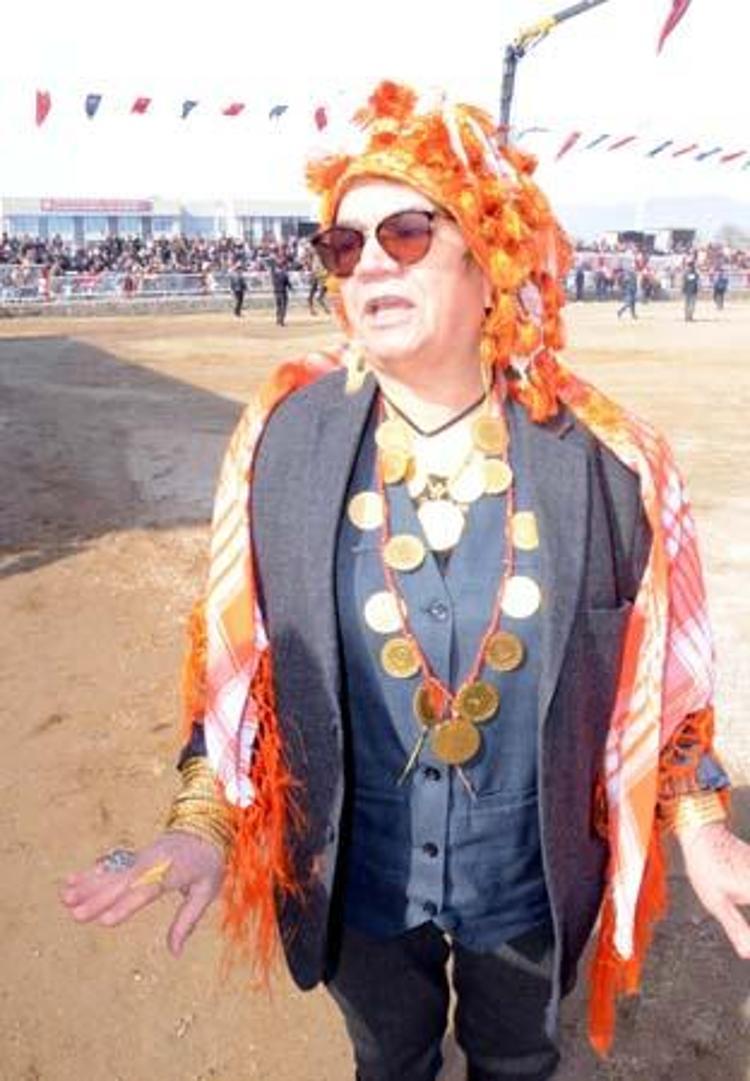 HANIMAĞA LAKAPLI ZEKİYE ÇELEBİ GÜREŞLERİ ALTIN TAKILARIYLA İZLEDİ