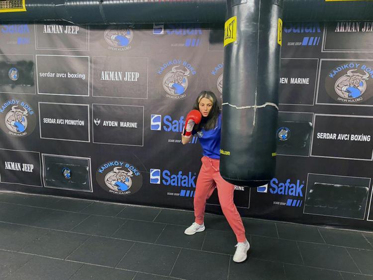 TÜRK KADINLARINI BANA DESTEK OLMALARI İÇİN MAÇIMA BEKLİYORUM