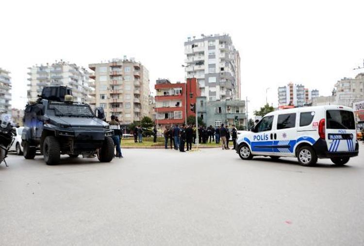 OTOMOBİLİNE SİLAHLA BİNİP, SÜRMESİNİ İSTEMİŞ