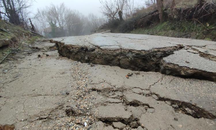 YER YER ÇÖKMELER, MEZARLIKTA KAYMALAR OLDU
