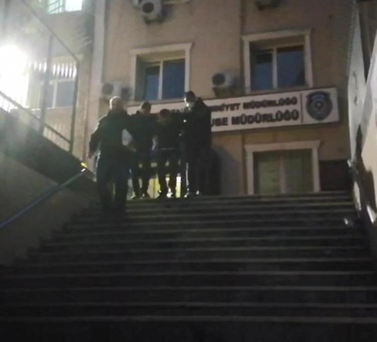 ONU İNDİRMEYE ÇALIŞIRKEN AŞAĞI DÜŞTÜ