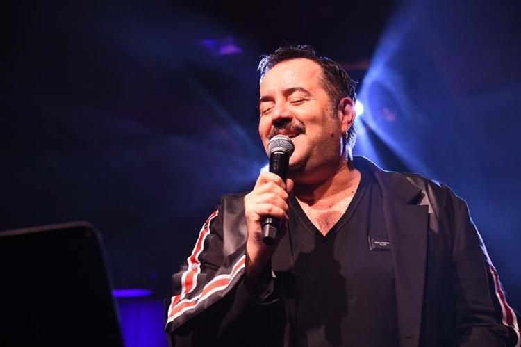 ÇATAL KAŞIK DAHİ TUTAMADIĞI GÜNLERDEN KONSER SAHNESİNE