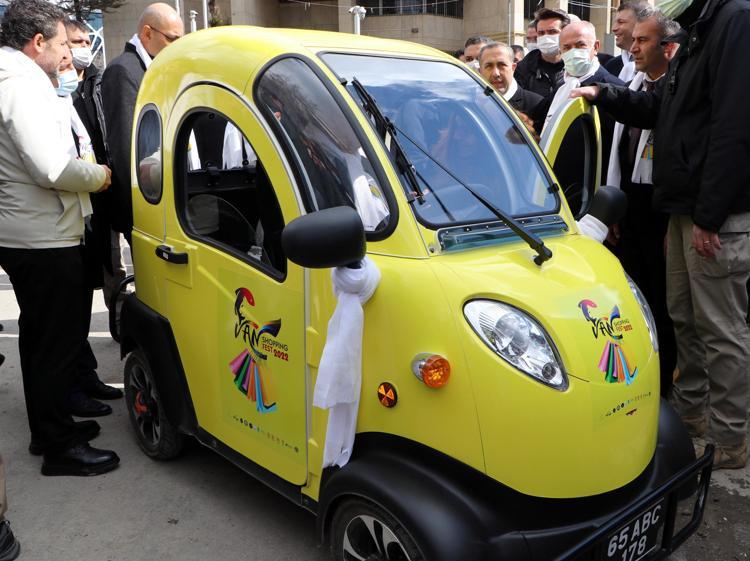 İRANLI TURİSTLER ÇİÇEKLERLE KARŞILANDI