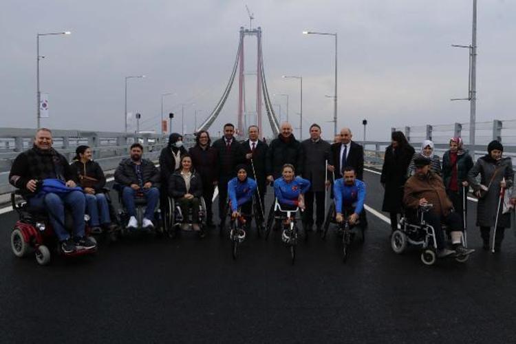 BAKAN KARAİSMAİLOĞLU, ENGELLİLERLE KÖPRÜDE YÜRÜDÜ