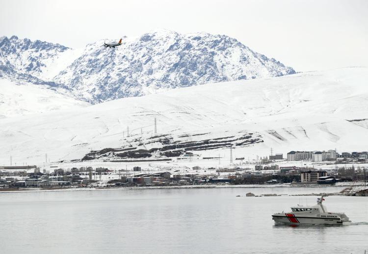 VAN GÖLÜNDE KAÇAKLARA GEÇİT VERİLMİYOR