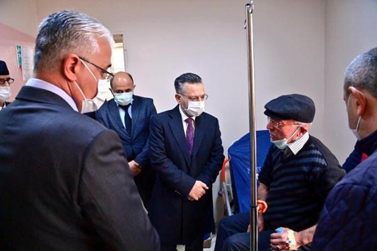 ŞEHİT BABASI HASTANEYE KALDIRILDI, VALİ ZİYARET ETTİ