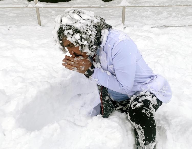 KAR TOPLARIYLA TAŞLAMA